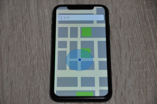 地図アプリが写っているスマートフォンの画像