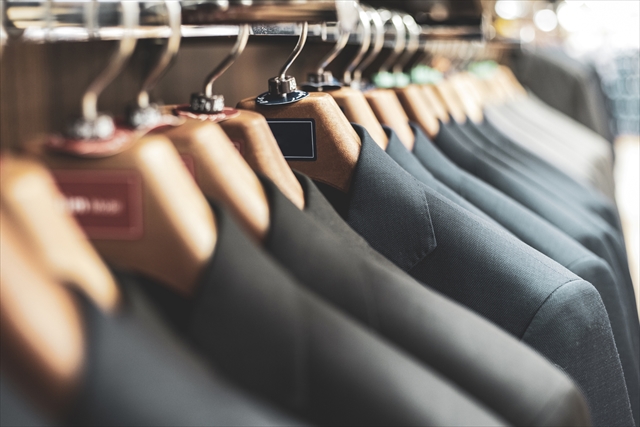 営業マンが着るビジネス用スーツで着目すべき箇所｜スーツの色やデザイン、サイズ感など詳しく解説！の見出し画